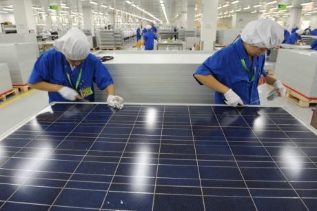 Escribe un reporte después de esto dirección El regreso de los fabricantes de paneles fotovoltaicos en España