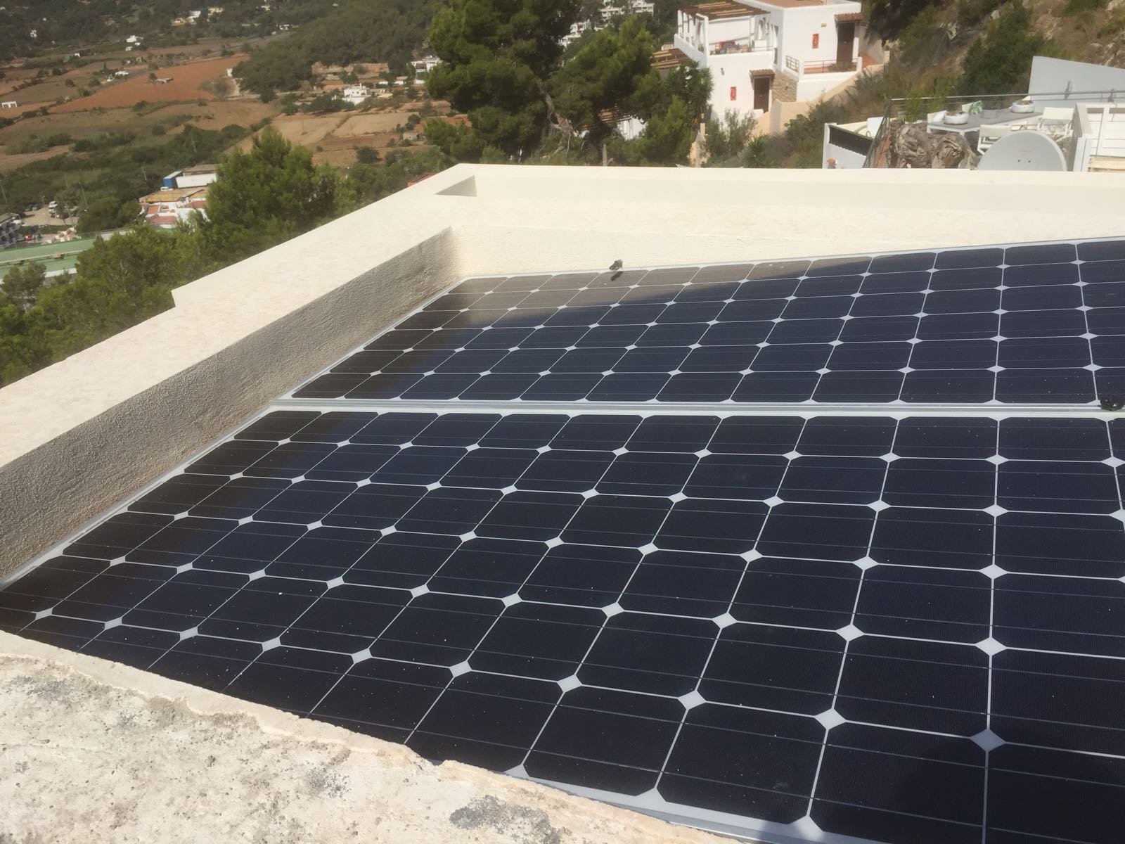 Foco solar 100W con panel para el ahorro energético - Prendeluz